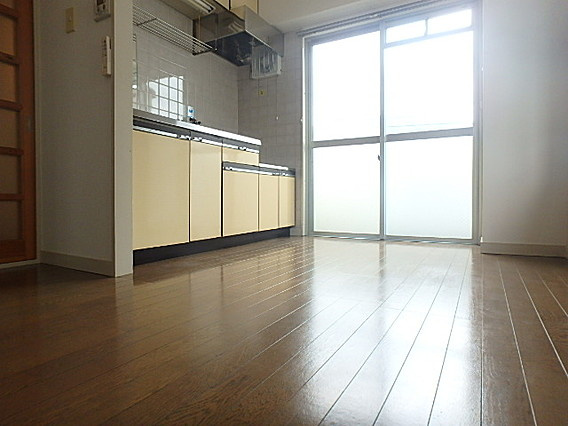 白い小さなＭａｎｓｉｏｎ六甲の居間・リビング