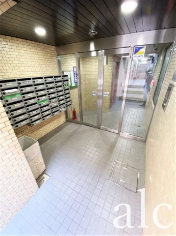 ライオンズマンション西新宿第8のエントランス|建物の内部です