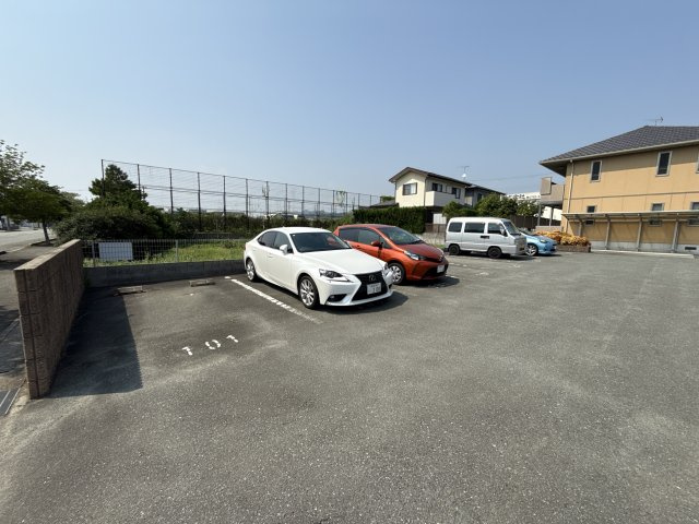 メゾンセレッソの駐車場