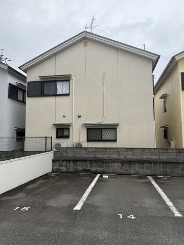 山田北山田町戸建(オーナーチェンジ物件)の外観|物件西側から撮影しています。