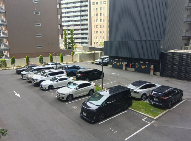 ロジュマンタワー梅田の駐車場