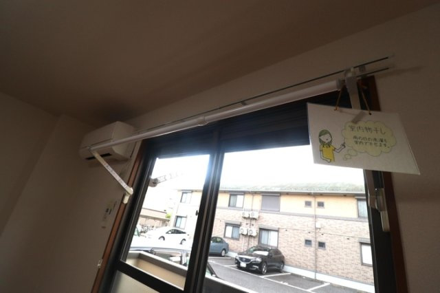 メゾン森Ｐａｒｔ ⅩⅠ･ⅩⅡの内装|室内物干し（雨の日などに重宝します）