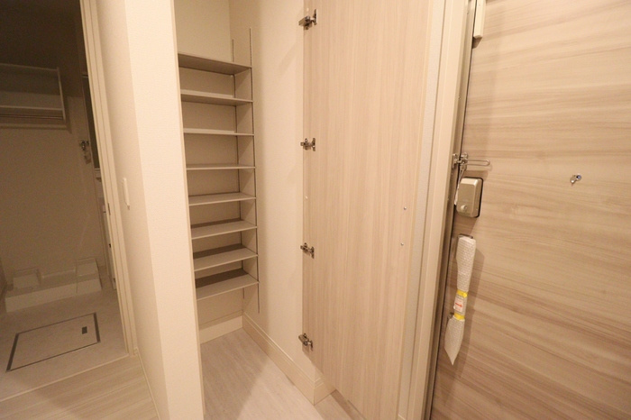 Kroneの収納|シューズクローク（姿見鏡付）