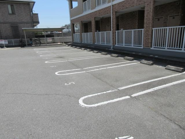 プラティークレーブⅢの駐車場