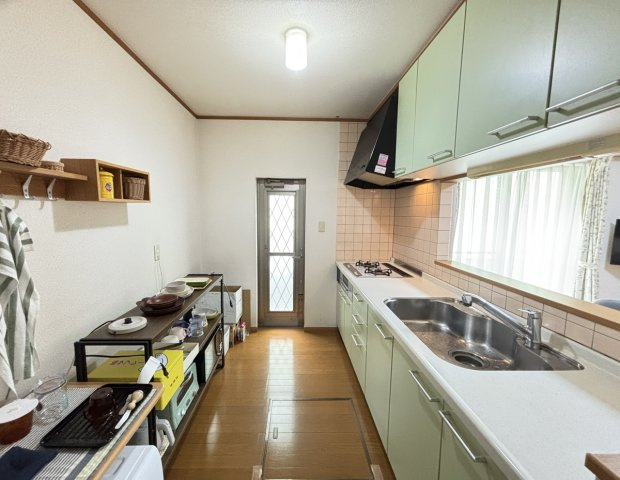 キッチン空間は４帖程の広さです！大き目の食器棚も配置できるかと思います！勝手口もあるので、お庭へのアクセスも可能！