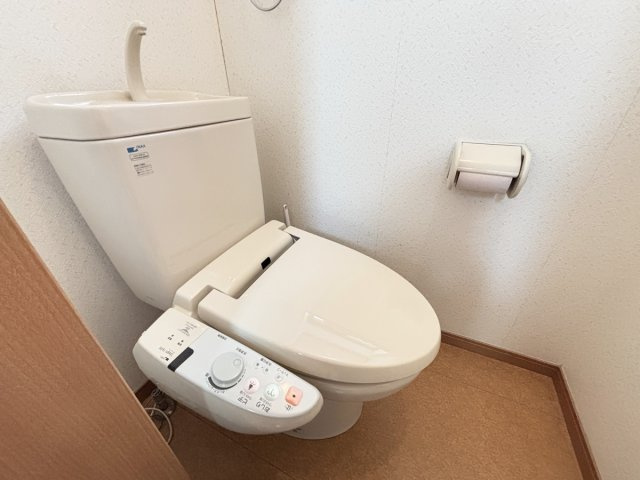 １階のトイレスペースになります！写真に写りきっていませんが窓付です！