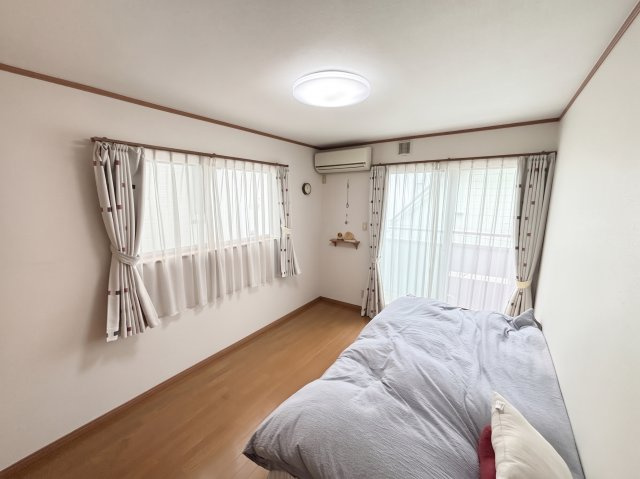 ２階東側の洋室６帖／二面採光
※画像はAIによる一部家具等の消去加工をしています。現況と異なる場合があります。
