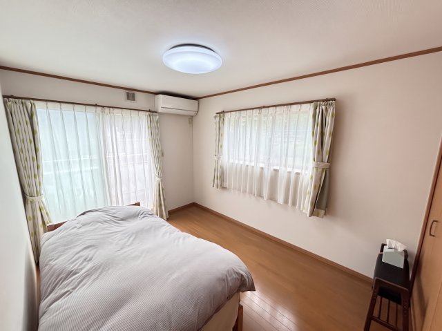 ２階東側の洋室６帖／二面採光
※画像はAIによる一部家具等の消去加工をしています。現況と異なる場合があります。