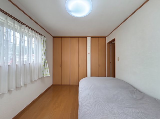 ２階西側の洋室６帖／二面採光
※画像はAIによる一部家具等の消去加工をしています。現況と異なる場合があります。