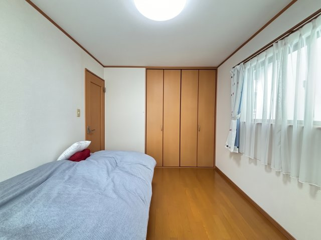 ２階東側の洋室６帖／二面採光
※画像はAIによる一部家具等の消去加工をしています。現況と異なる場合があります。