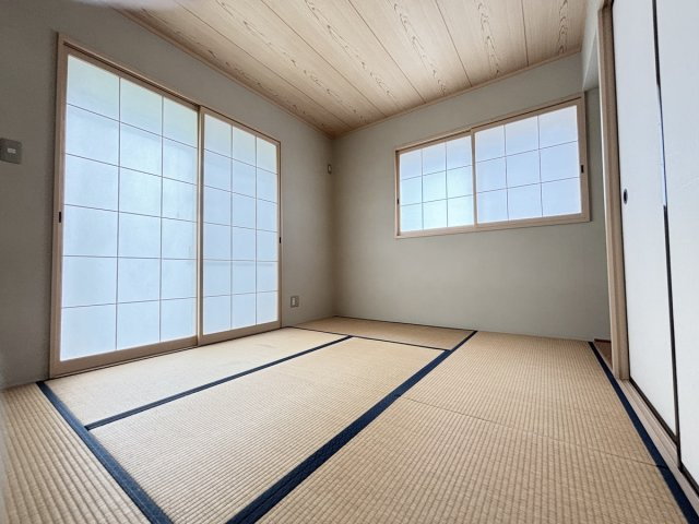 心休まる和室空間は１階にございます！リビングと続きになっているので、少し横になりたい時や小さなお子様のお昼寝タイムなどにも重宝します！