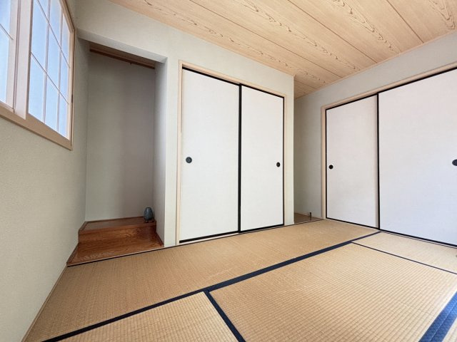 床の間や押入れもある本格和室！二面採光で明るいです！