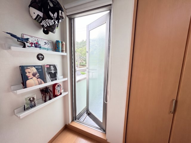 ２階の中部屋にはバルコニーに出入りできる勝手口があります！開けると風が良く通るので空気の入れ替えも楽々です！