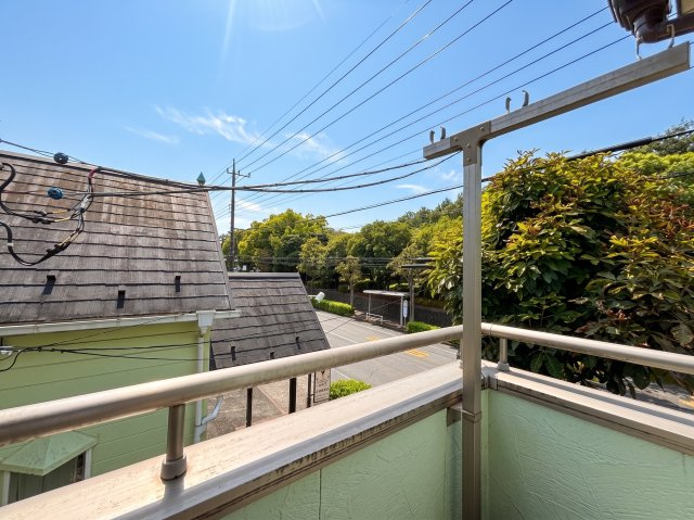 西側２階洋室のバルコニーからの眺めです！青木葉公園の緑が見えます♪