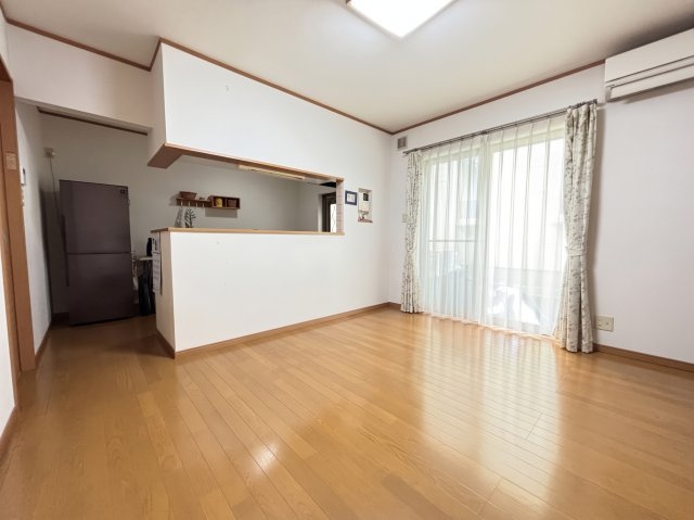 LDKは人気の対面キッチンタイプ♪家族とのコミュニケーションを楽しめる空間です！
※画像はAIによる一部家具等の消去加工をしています。現況と異なる場合があります。