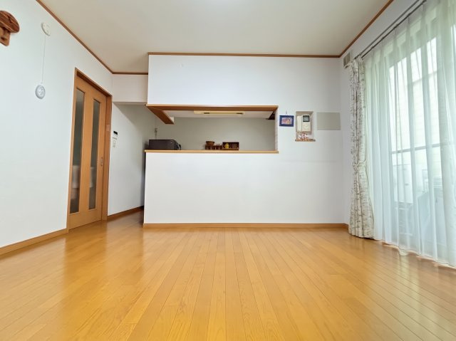 ナチュラルカラーで落ち着きのある住空間です！
※画像はAIによる一部家具等の消去加工をしています。現況と異なる場合があります。