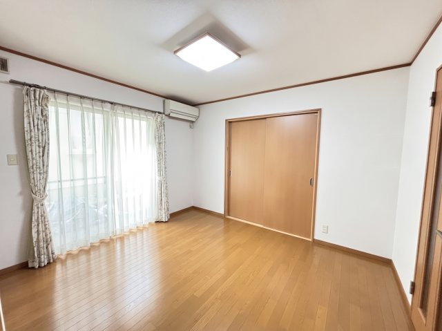 リビングの隣は和室になっています！引き戸を開けて、より開放的な空間としてもお使い頂けます♪
※画像はAIによる一部家具等の消去加工をしています。現況と異なる場合があります。