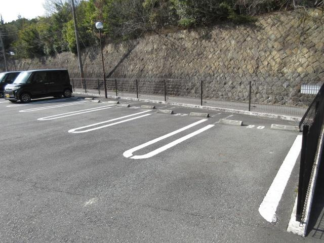クラッセ壱番館の駐車場