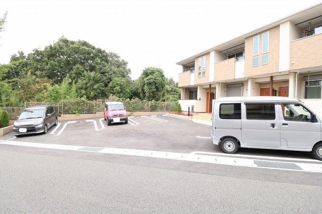 ヴィーヴルⅡの駐車場