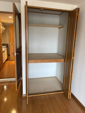 洋室10帖の物入は奥行きがあるのでたくさん物が入ります♪