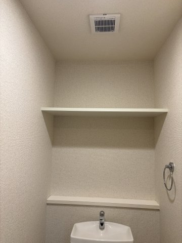 トイレの棚と換気扇です♪