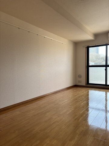 洋室10帖には壁掛け付きです♪