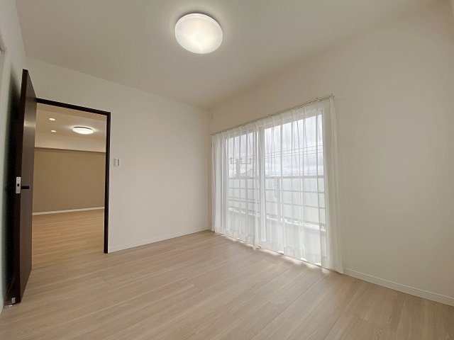 ライオンズマンション市川広尾の洋室|約6.0帖の洋室は、バルコニーに面した明るく風通しの良いお部屋です。収納力のあるクローゼットを備えており、お部屋の有効スペースを無駄なく活用しながらいつでも綺麗に整理整頓していただけます。