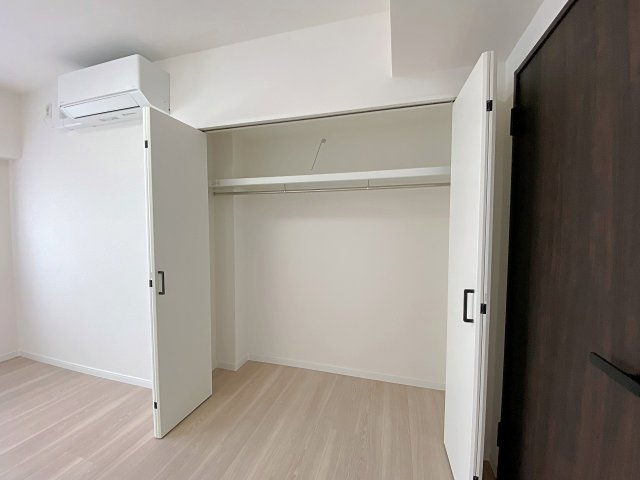 ライオンズマンション市川広尾の収納|季節ものの衣類や大きな荷物をすっきりまとめられる収納スペースです。お部屋の中に生活感を出さず常に綺麗で解放感のある居住空間を保つことができ、整理整頓を快適にサポートしてくれます。