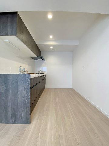 ライオンズマンション市川広尾のキッチン|調理作業や後片付けがスムーズに行えるよう配慮された使い勝手の良いキッチン幅です。ご夫婦やお子様と一緒に並んでお料理を楽しむこともでき、毎日の家事時間を快適にサポートする魅力的な仕様です。