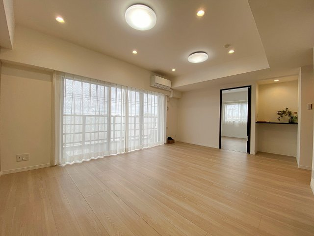 ライオンズマンション市川広尾の居間・リビング|ダイニングテーブルをゆとりをもって配置できる広さを確保したLDK空間です。ご家族でお食事や会話をゆっくりと楽しめる温かみのある雰囲気で、心地よい暮らしを優しく演出してくれます。