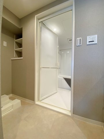 ライオンズマンション市川広尾の脱衣所|広さにゆとりのある脱衣スペースです。洗面カゴやランドリーラックを配置しても狭さを感じさせず、朝の身支度や毎日の入浴時間もストレスなくスムーズに行える機能的な生活動線がしっかりと整っています。
