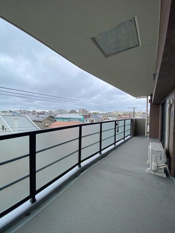 ライオンズマンション市川広尾のバルコニー|面積21.00㎡を誇る開放的な広々バルコニーです。南東向きにつき日当たり・通風ともに優れており、大量のお洗濯物や布団を一度に干すことができるほか、リフレッシュ空間としても活用していただけます。