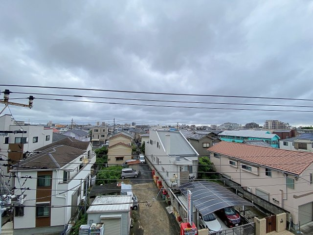 ライオンズマンション市川広尾の展望|4階部分ならではの抜けた空と心地よい風を感じられる魅力的な眺望です。前面に遮るものがなく開放感にあふれており、毎日のお部屋時間をより気持ちよく快適にお過ごしいただくことができる住環境です。