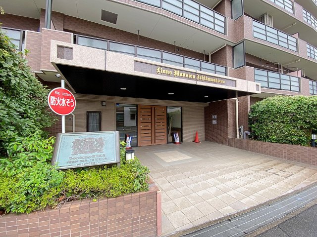 ライオンズマンション市川広尾|洗練されたデザインが印象的なエントランスアプローチです。綺麗に手入れされた植栽とフラットな動線が整っており、住まう方や訪れるお客様を優しく気持ちよく出迎えてくれる美しく上品な空間となっております。