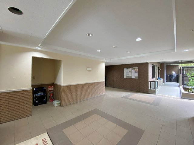 ライオンズマンション市川広尾のエントランス|清掃が隅々まで行き届いた清潔感あふれるエントランスホールです。明るく開放的な雰囲気が保たれており、日頃の丁寧な管理体制の良さを実感していただけます。毎日の暮らしを優しく支える安心の居住環境です。