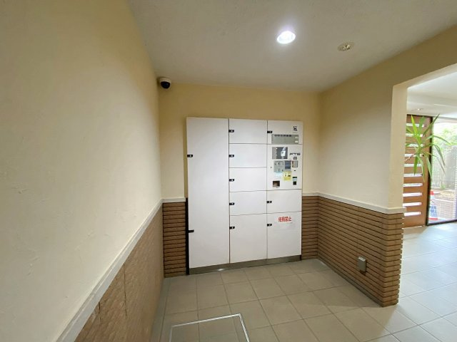 ライオンズマンション市川広尾の設備|ご不在時でも24時間いつでもお荷物を受け取れる便利な宅配ボックスを共用部に完備しています。日中お仕事でお忙しい方や外出が多いご家庭でも、再配達の手間なくスムーズに荷物が届いて大変重宝します。