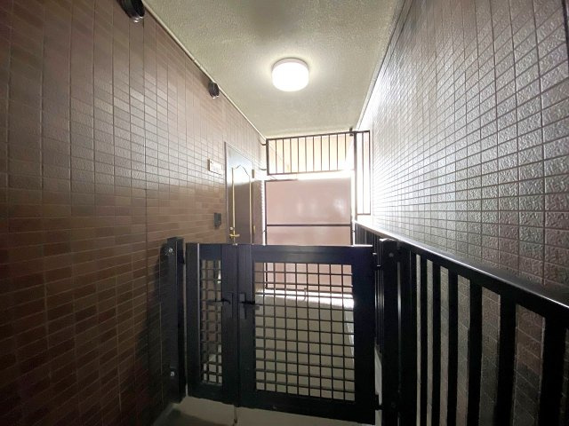 ライオンズマンション市川広尾の玄関|専用ポーチ面積4.05㎡を備えたプライバシー感の高い玄関アプローチです。戸建て感覚の落ち着きある空間となっており、日常の出入りもスムーズに行え、住まいの独立性と安全性を優しく高めてくれます。