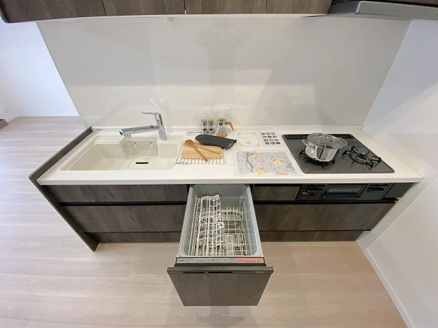 ライオンズマンション市川広尾の発電・温水設備|手洗いでは落としにくい汚れもすっきり洗浄できる便利なビルトイン食洗機。毎日の食後の食器洗いの手間を大幅に省くことができ、家事時間をぐっと短縮しながら手肌にも優しく家事をサポートしてくれる快適仕様です。