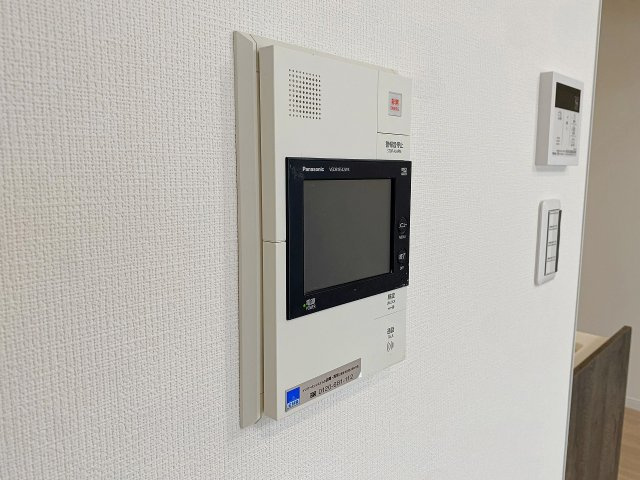 ライオンズマンション市川広尾のセキュリティ|訪問者の顔や様子を室内から映像と音声でしっかり確認できるTVモニター付きインターホンを設置済みです。防犯性に優れており、お子様のお留守番時や一人で過ごす時間も安心感を持って快適にお過ごしいただけます。