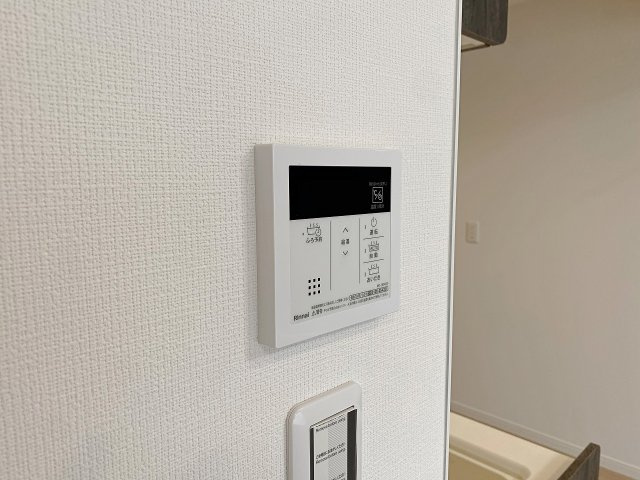 ライオンズマンション市川広尾の発電・温水設備|ワンタッチで操作可能な追い焚き機能付きのリモコンを設置しています。いつでも温かいお湯で快適なバスタイムを楽しめます。日々の家事や生活をサポートする便利で実用的な設備仕様となっています。