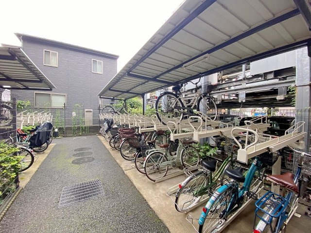 ライオンズマンション市川広尾の駐輪場|大切な自転車を雨風からしっかり守れる屋根付きの駐輪場スペースです。きれいに区画整理されておりスムーズに出し入れが行えます。通勤・通学や日常のお買い物など毎日の移動を快適にサポートしてくれます。