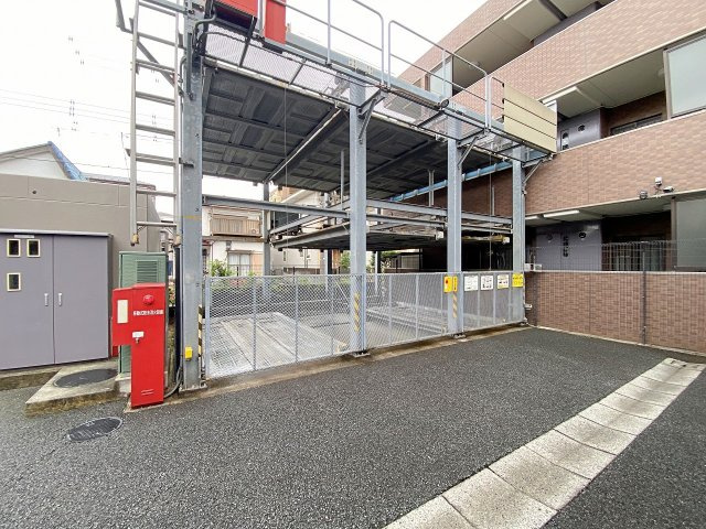ライオンズマンション市川広尾の駐車場|敷地内にはしっかりと整頓された駐車場スペースを確保しています。お車の出し入れがスムーズに行える使い勝手の良い設計で、愛車を身近に保管でき週末のお出かけやお買い物時の移動も快適にサポートします。