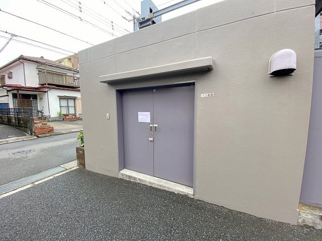 ライオンズマンション市川広尾のその他共用部分|敷地内には整理整頓された専用のゴミ捨て場を備えています。日常のゴミ出しがスムーズに行え、清潔に保たれた共有空間により、快適でストレスのない衛生的な居住環境がしっかりと整備されています。