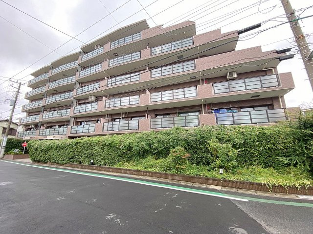 ライオンズマンション市川広尾の外観|落ち着きと気品を感じさせるデザインが魅力的な建物外観です。周辺の良好な住環境と綺麗に調和した美しく洗練された佇まいで、安心感と居心地の良さを兼ね備えた心地よい居住環境を提供してくれます。
