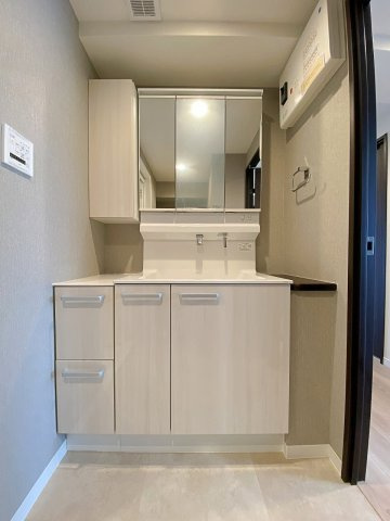 ライオンズマンション市川広尾の独立洗面台|機能的で美しいデザインの洗面化粧台へ新規交換いたしました。鏡裏収納やスライド式の収納スペースが充実しており、散らかりがちな洗面用品やすがすがしい身支度品をすっきりと整理整頓できます。