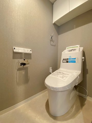 ライオンズマンション市川広尾のトイレ|清潔感あふれる快適な温水洗浄便座付きトイレへと新規交換いたしました。上部にはトイレットペーパーや掃除用品をスッキリ収められる収納スペースを備えており、いつでも綺麗な空間を維持していただけます。
