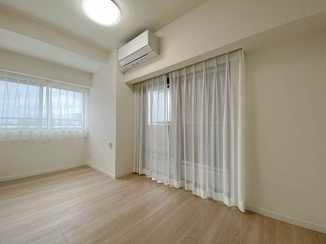 ライオンズマンション市川広尾の寝室|約6.0帖の洋室は、主寝室としてゆったりお使いいただける使い勝手の良いお部屋です。クローゼット完備で衣類や日用品をしっかり収納でき、お部屋のスペースを有効に活用しながら快適に過ごせます。