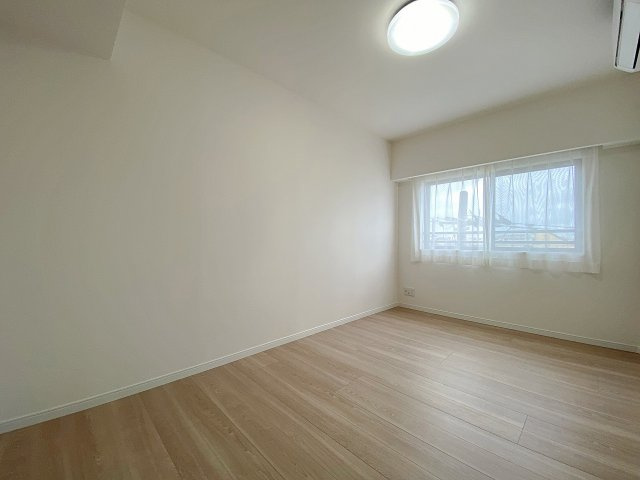 ライオンズマンション市川広尾の子供部屋|約6.2帖の洋室は、自然光が心地よく差し込む開放的な空間です。十分な広さを確保しており、お子様部屋やリモートワーク用の書斎としてもフレキシブルに活用できる使い勝手の良い居住スペースです。