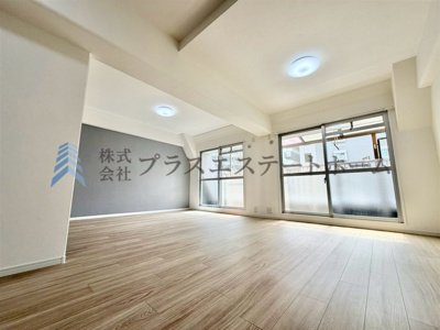 【居間・リビング】 | 甲南サンシティ兵庫 | LDKは16.5帖確保♪リビング横にバルコニーが隣接しており、大きな窓からの採光で明るい空間です♪