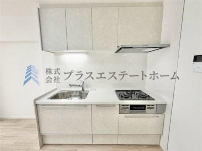 【キッチン】 | 甲南サンシティ兵庫 | キッチン天板は白、収納扉も白をセレクトし、優しい雰囲気を醸し出しています。